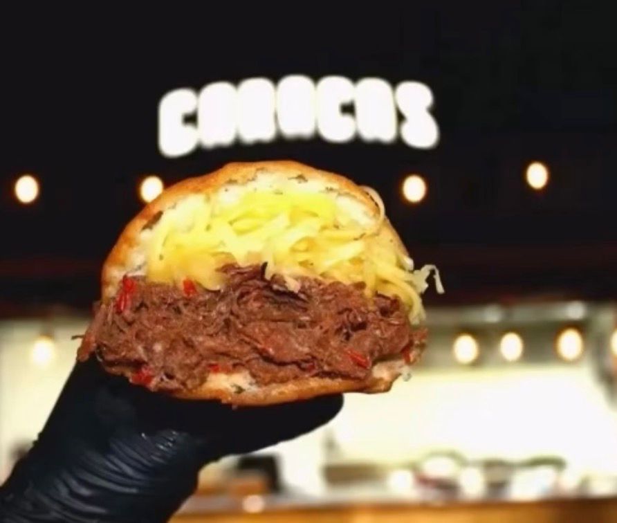 Pelúa de Caracas Burgers — Carne deshebrada con queso amarillo gratinado.
