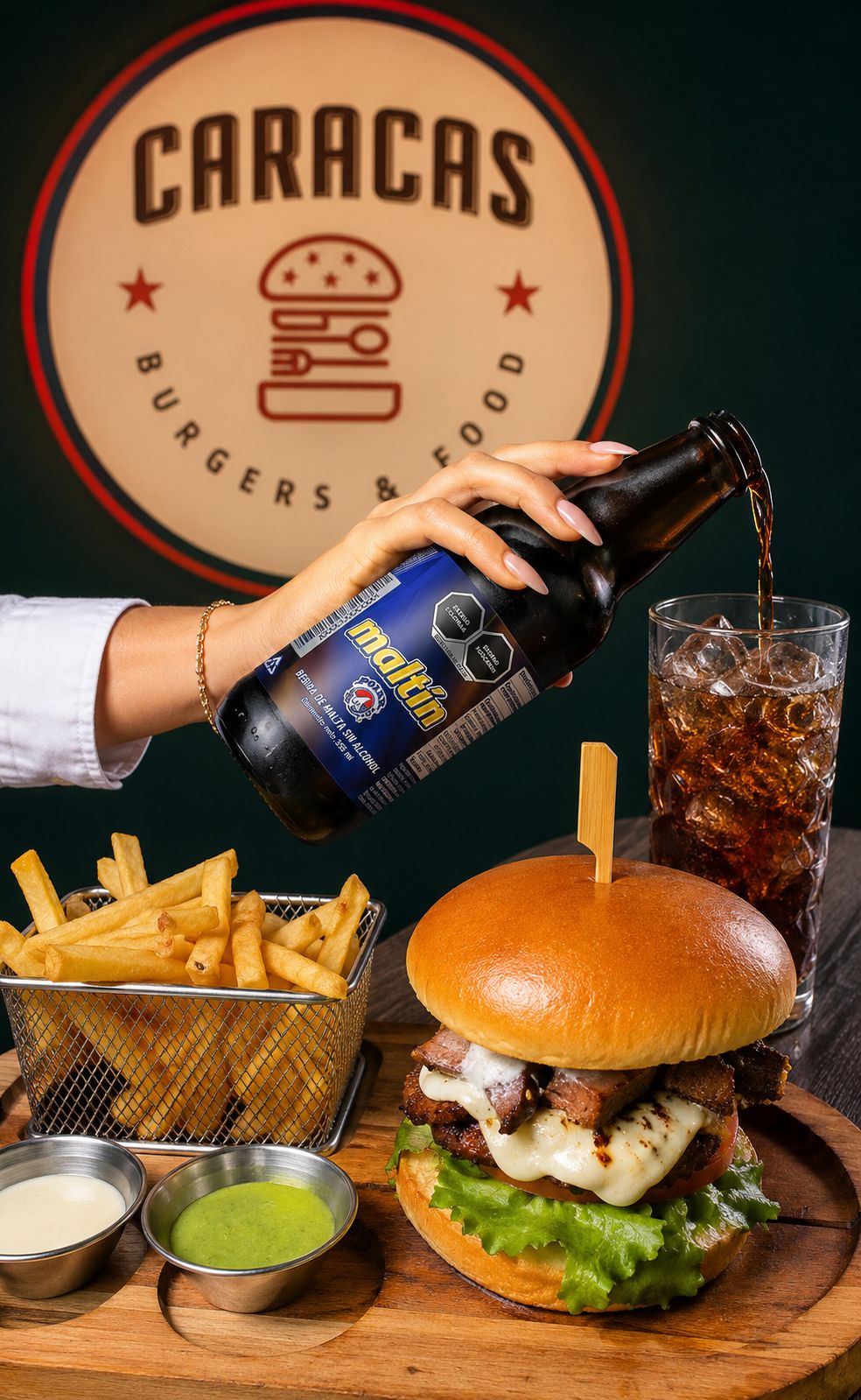 La Parrillera de Caracas Burgers — Carne de sirloin asada a la parrilla, papas rayadas naturales, catsup, mayonesa y aderezo de la casa.