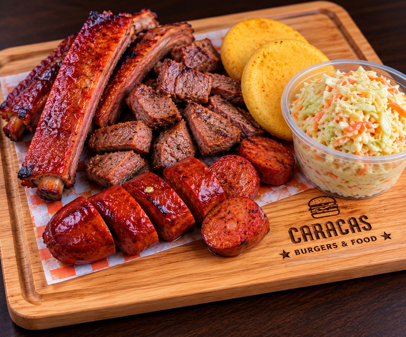 Parri Power de Caracas Burgers — Carne asada, chorizo argentino, trozos de cerdo frito, bollitos o tamales aliñados, ensalada de col y zanahoria, aderezo de cilantro y catsup.